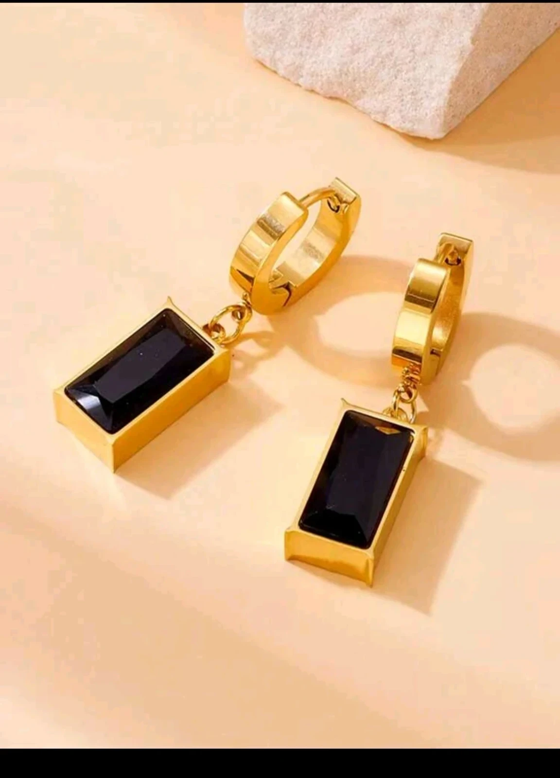 Set de Joyería Ébano Minimalista - Cadena Plana y Zarcillos en Acero Inoxidable con Baño de Oro 18K 3