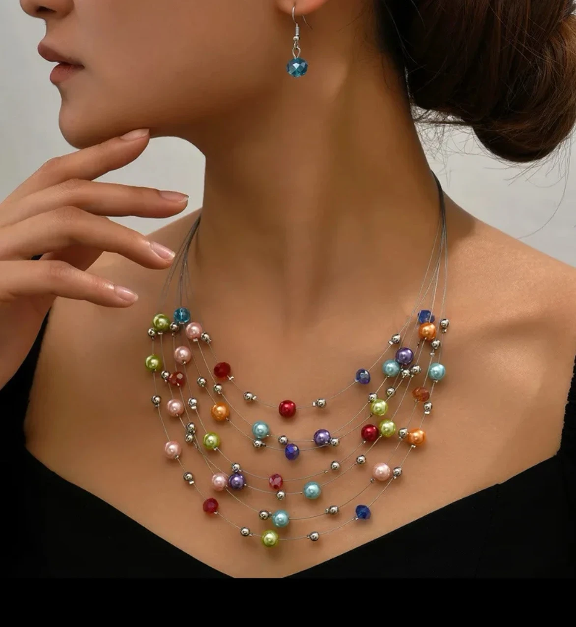 Collar flotante en capas multicolor 