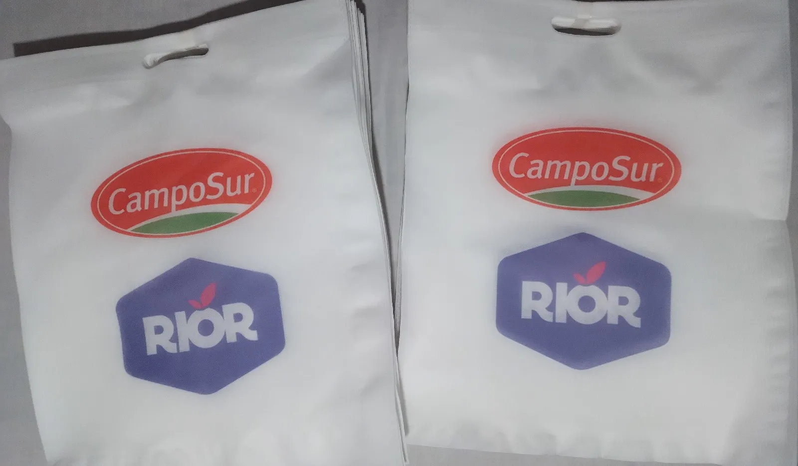 Bolsa TNT sacabocado grande pack por 50 unidades  2