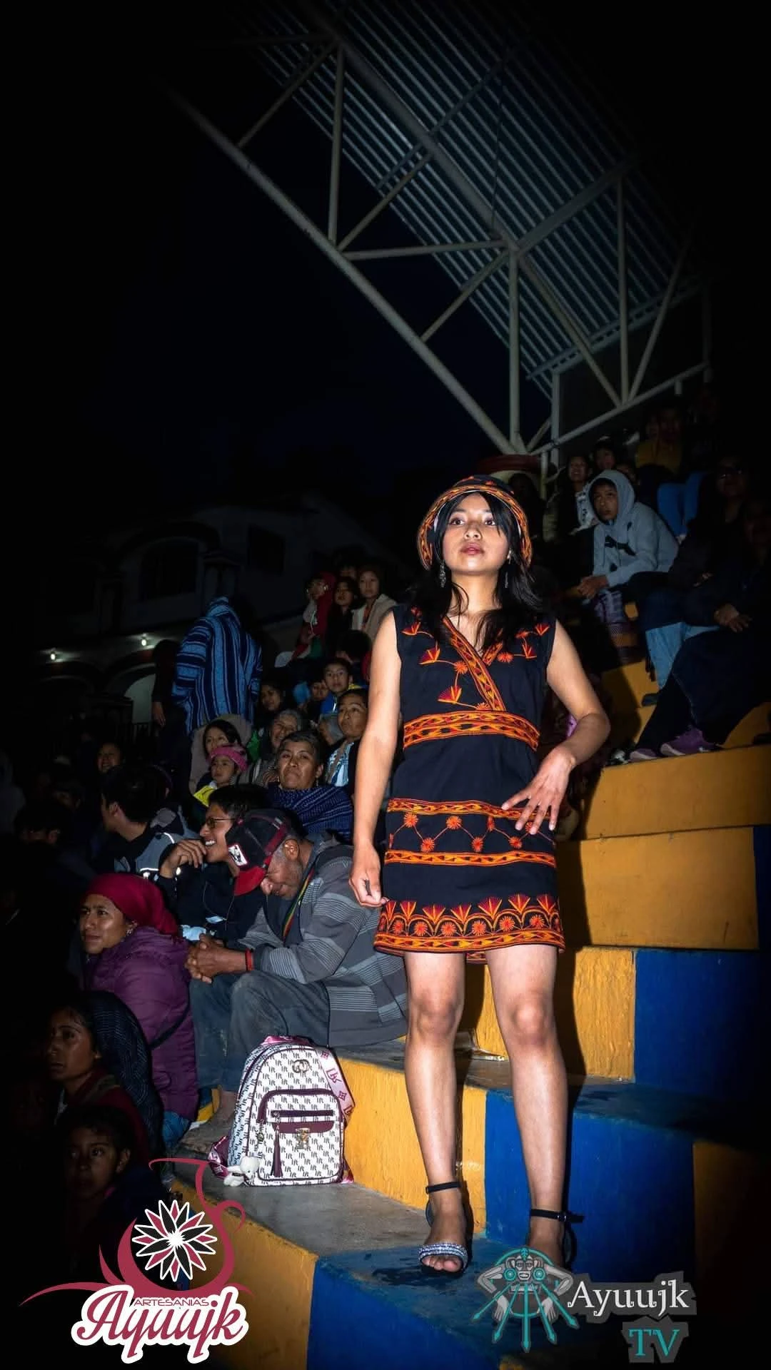 vestido en manta negra con bordados
