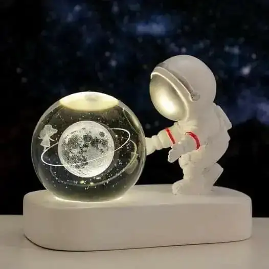 Astronauta con esfera de cristal 