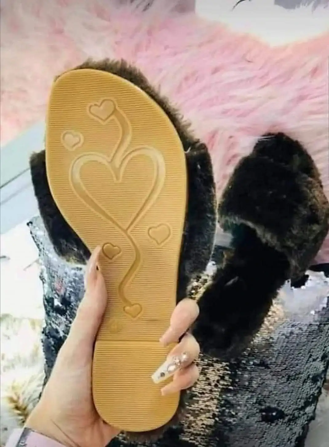 Mod.228 -sandalia peluche suela corazon negro