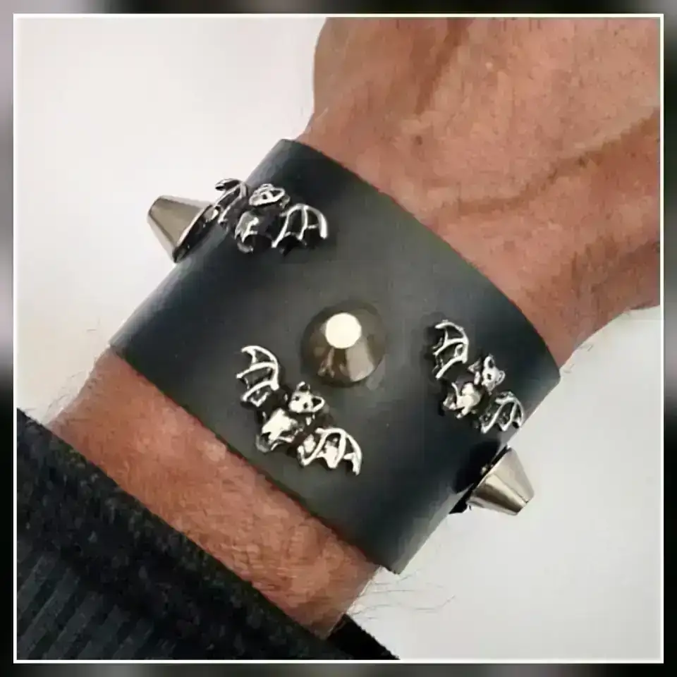 Muñequeras rockeras con puas
