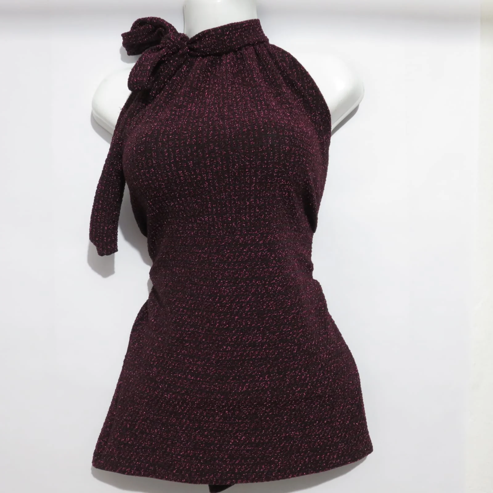 Blusa vino brillosa larga de moño