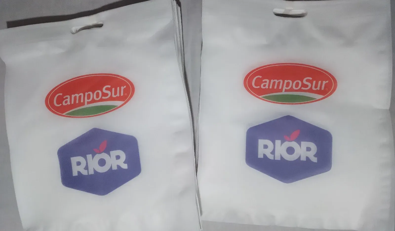Bolsa TNT sacabocado grande pack por 100 unidades  4