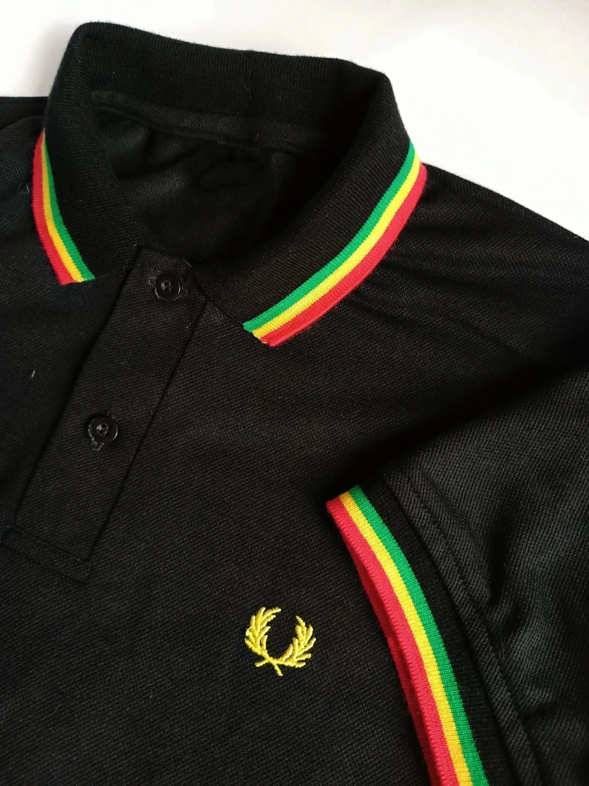 Camisa polo negra reggae