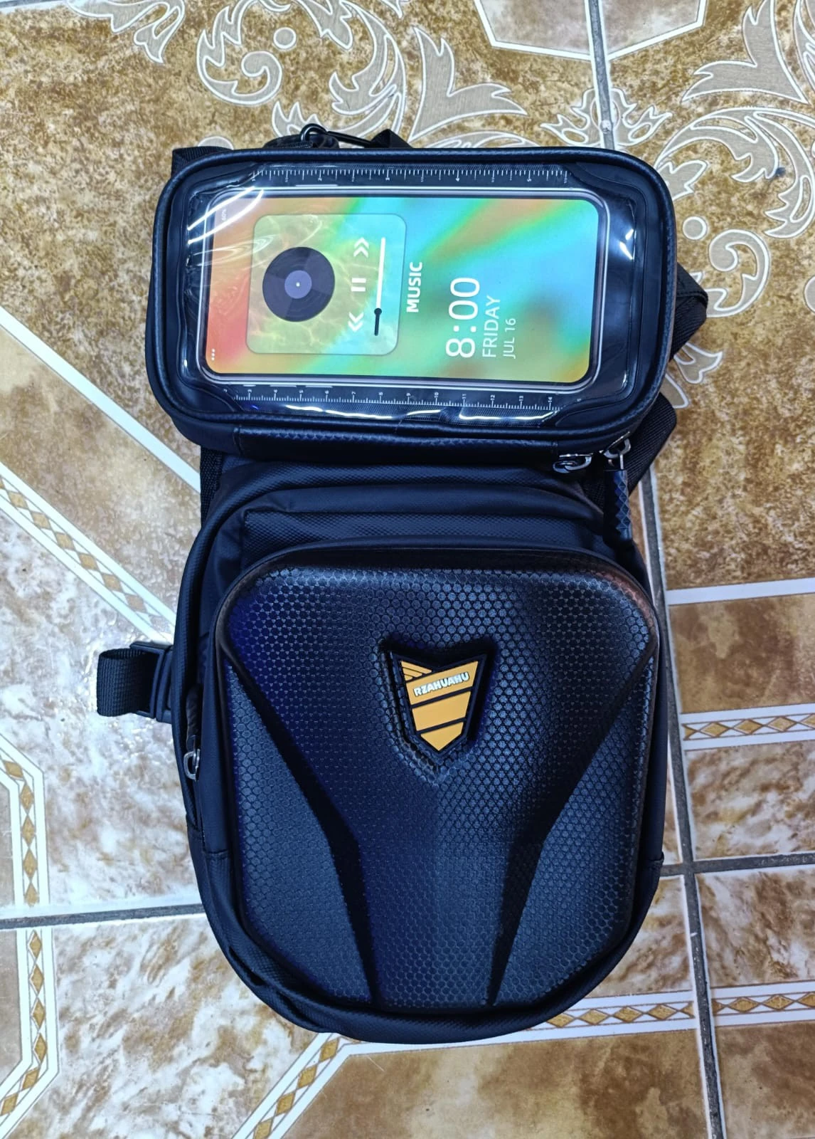 MUSLERA CON PROTECTOR DE CELULAR