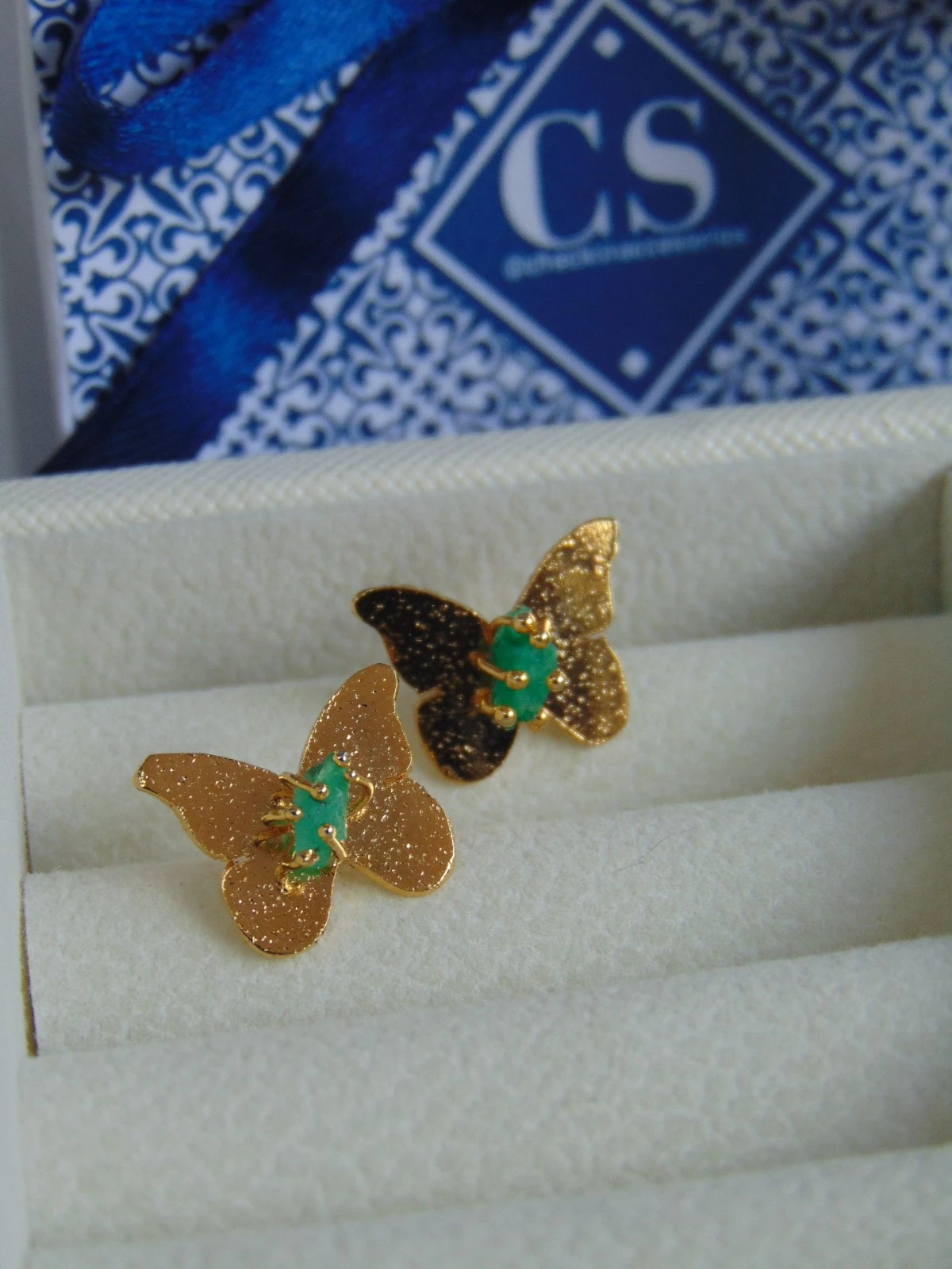 ARETE TOPO BAÑO DE ORO 24K MARIPOSA PEQ MURRALLA ESMERALDA 2