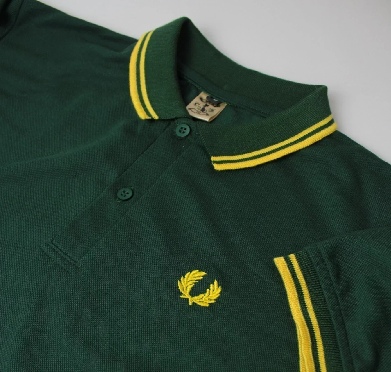 Camisa polo verde botella con amarillo 