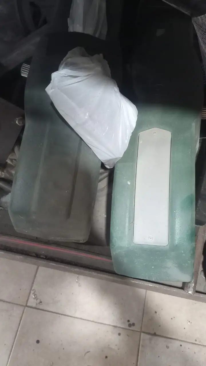 Portónes levantados son 2 de 3 puertas c/u Con motor y marco 0,73 de ancho 2,03 altura 2