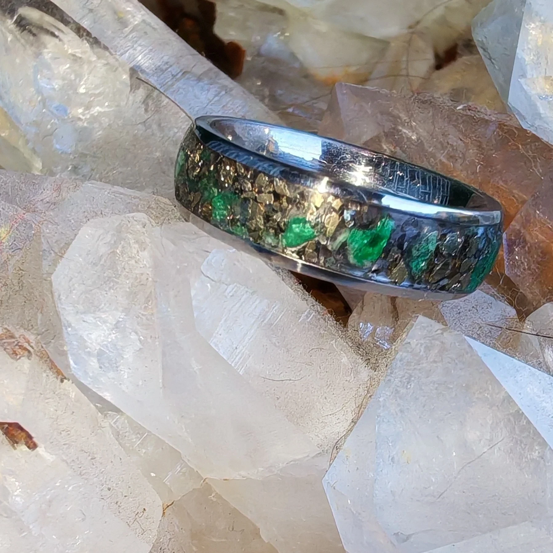 Anillo Acanalado con Esmeraldas y Pirita 