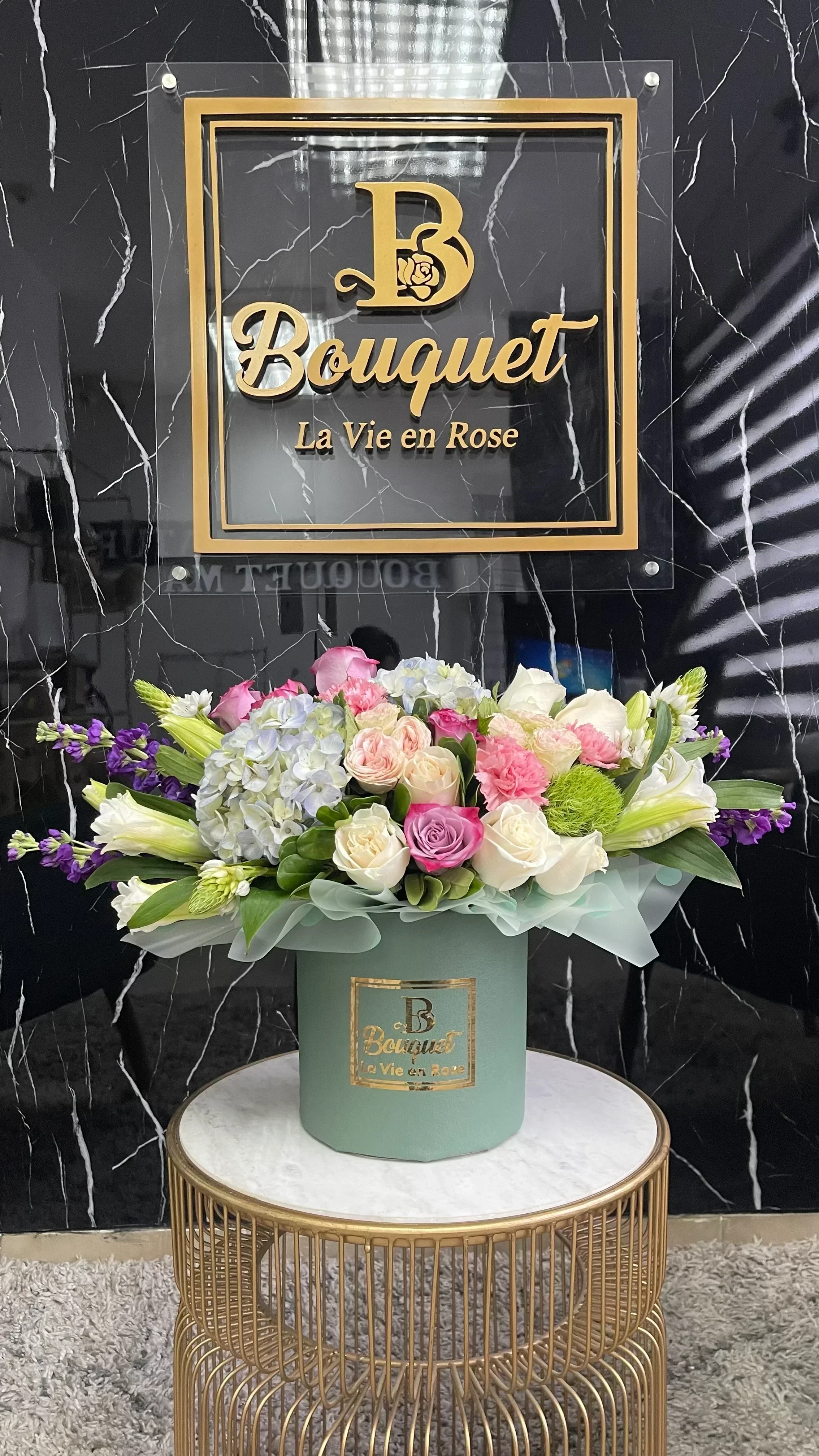 Bouquet mediano con papeleria y flores surtidas