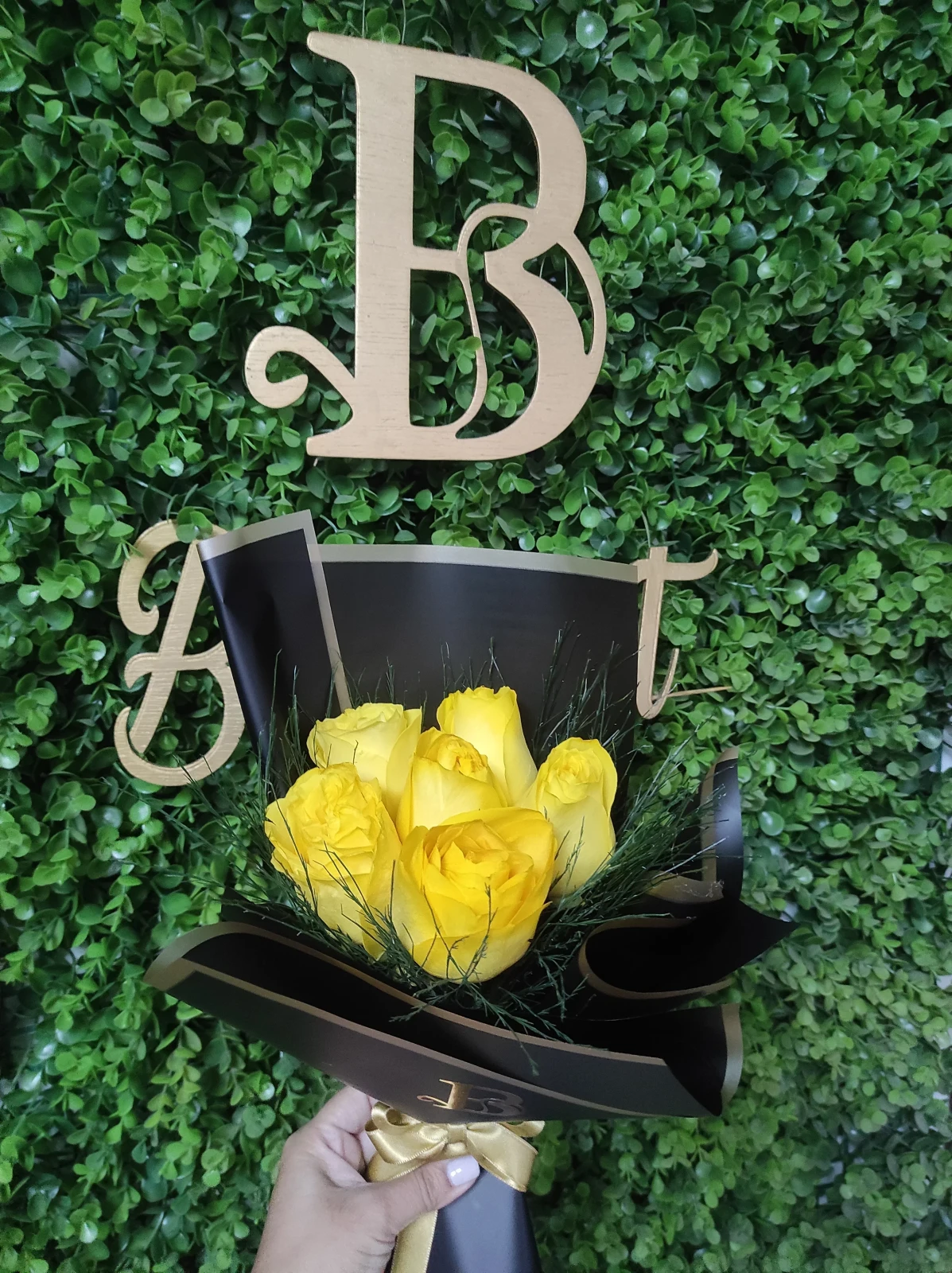 Ramillete de rosas y follaje verde  2