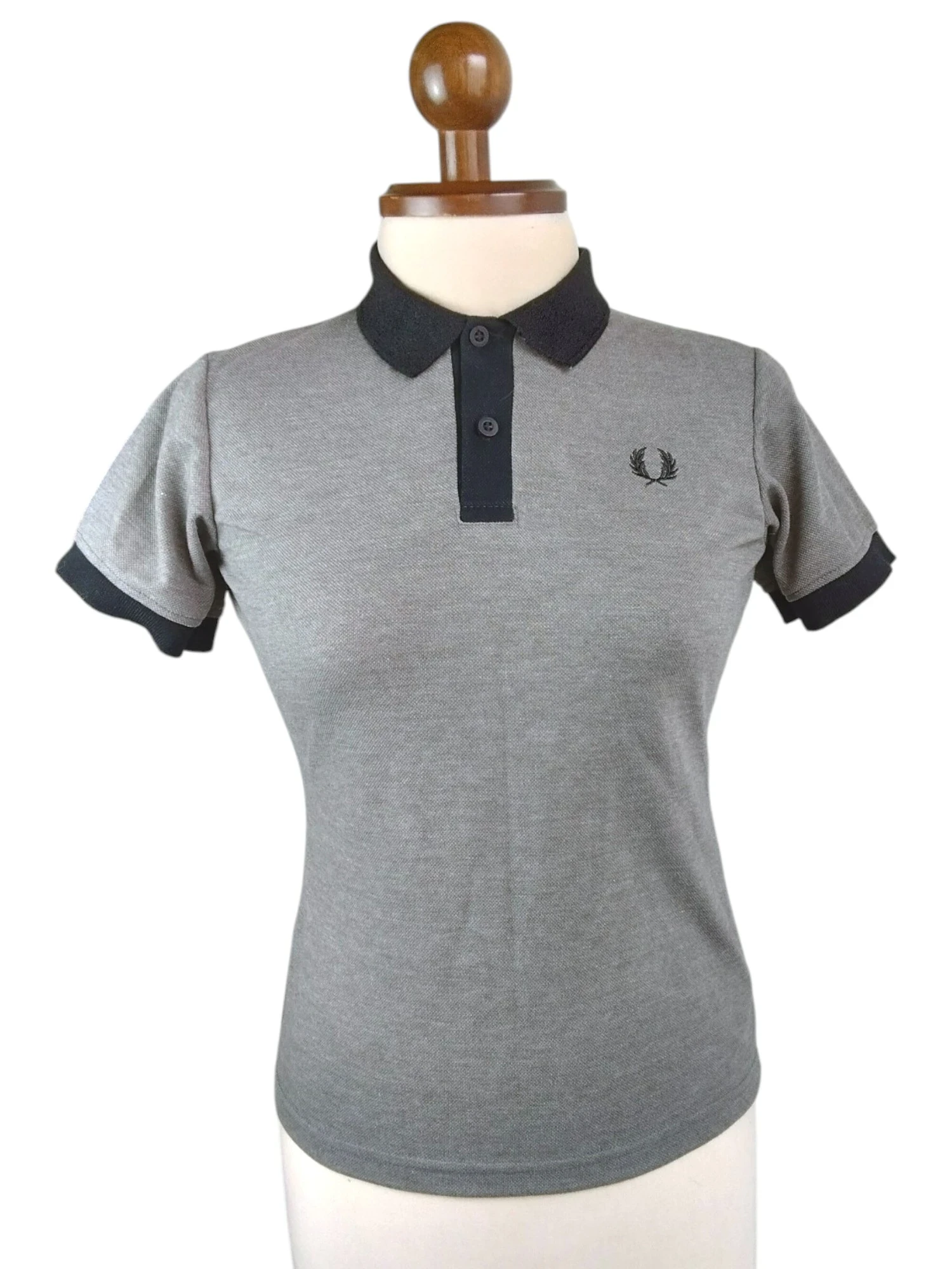 Camisa polo gris con cuello negro 
