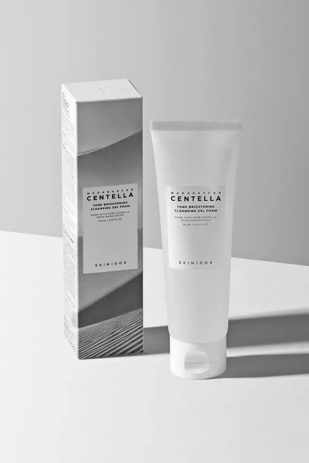 Gel limpiador iluminador con centella de Madagascar (125 ml) SKIN1004 2