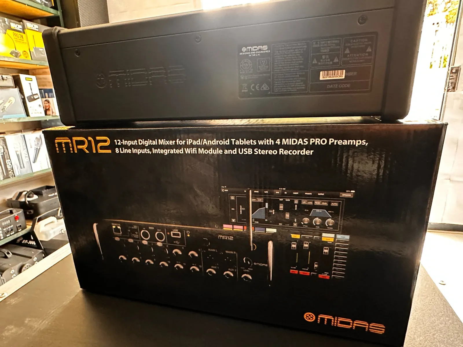 La Midas MR12 es una mezcladora digital de 12 canales diseñada para estudios y aplicaciones en vivo, controlada a distancia a través de una aplicación para tabletas (iPad o Android), PC y Mac. Su diseño portátil tipo "caja de escenario" integra un enrutador Wi-Fi para un control inalámbrico sin necesidad de equipos externos.  5