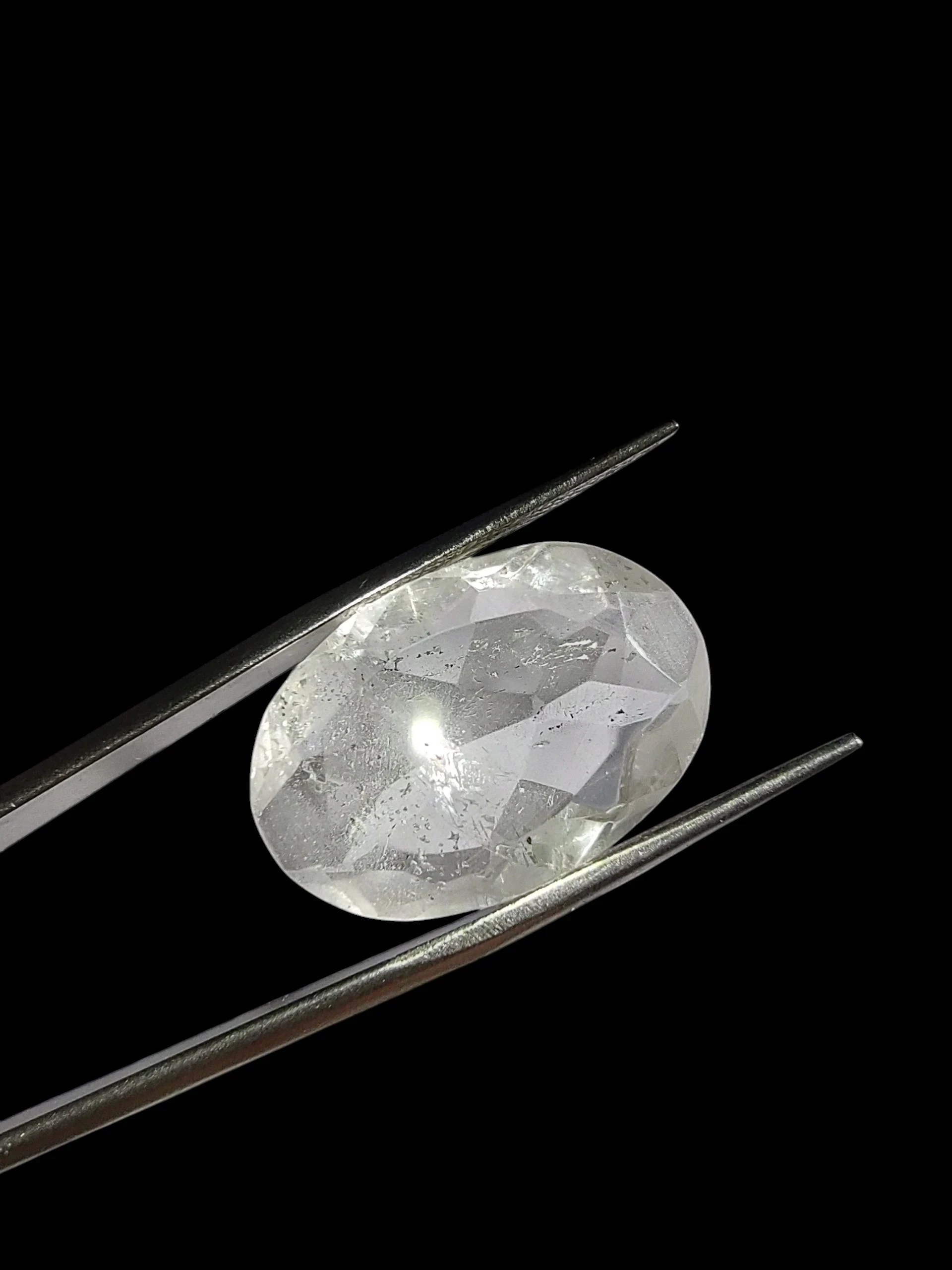Cuarzo cristal ovalado facetado de 17.25 quilates 3