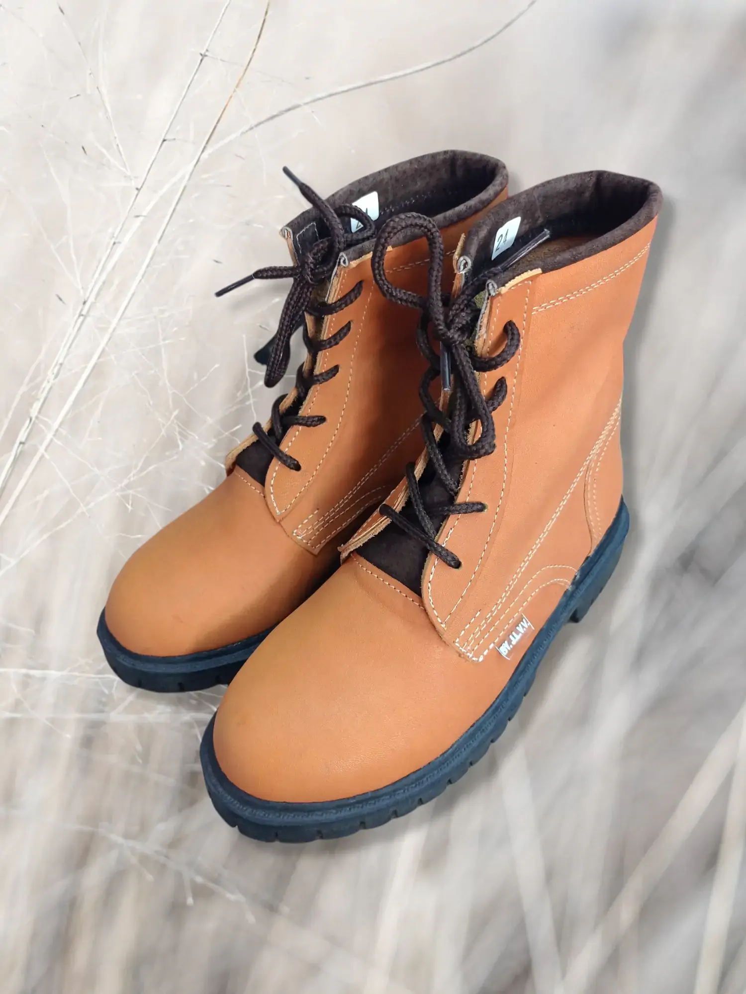 Botas cortas de piel, color café 
