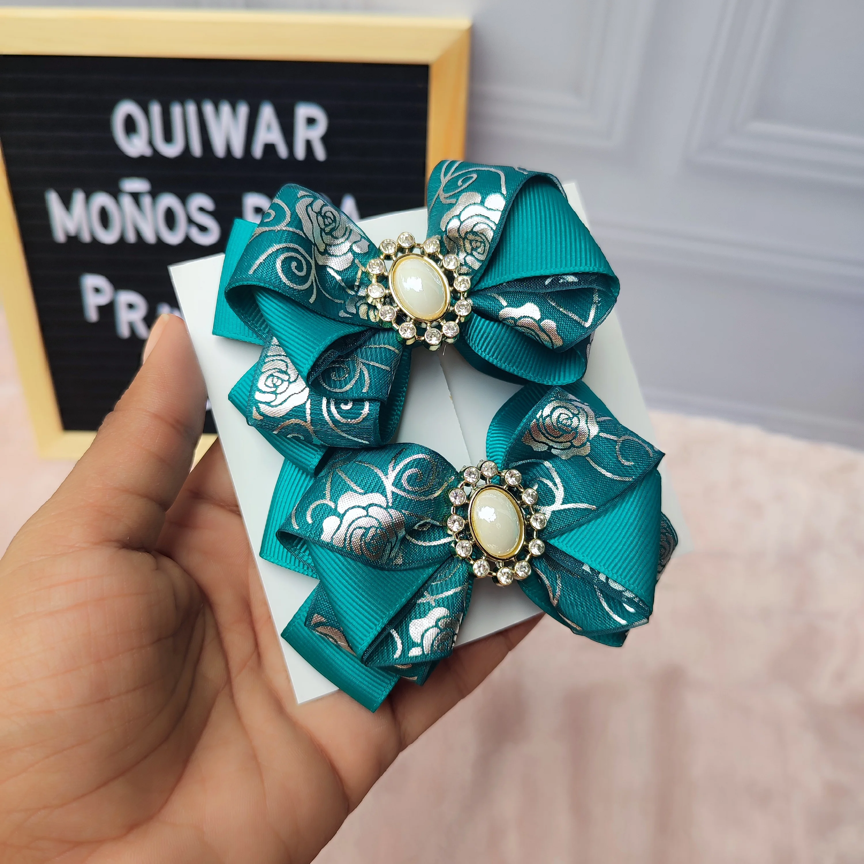Par Lazo Azul Jade con Aplique Dorado