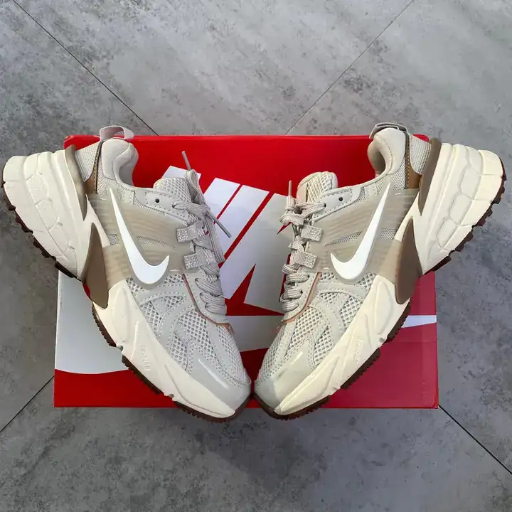 NIKE VOMERO BEIGE DAMA  4
