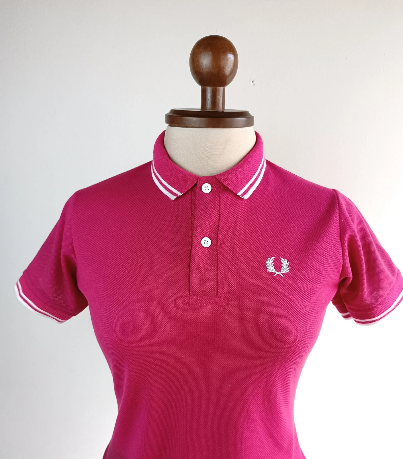 Camisa polo fucsia con lineas blancas