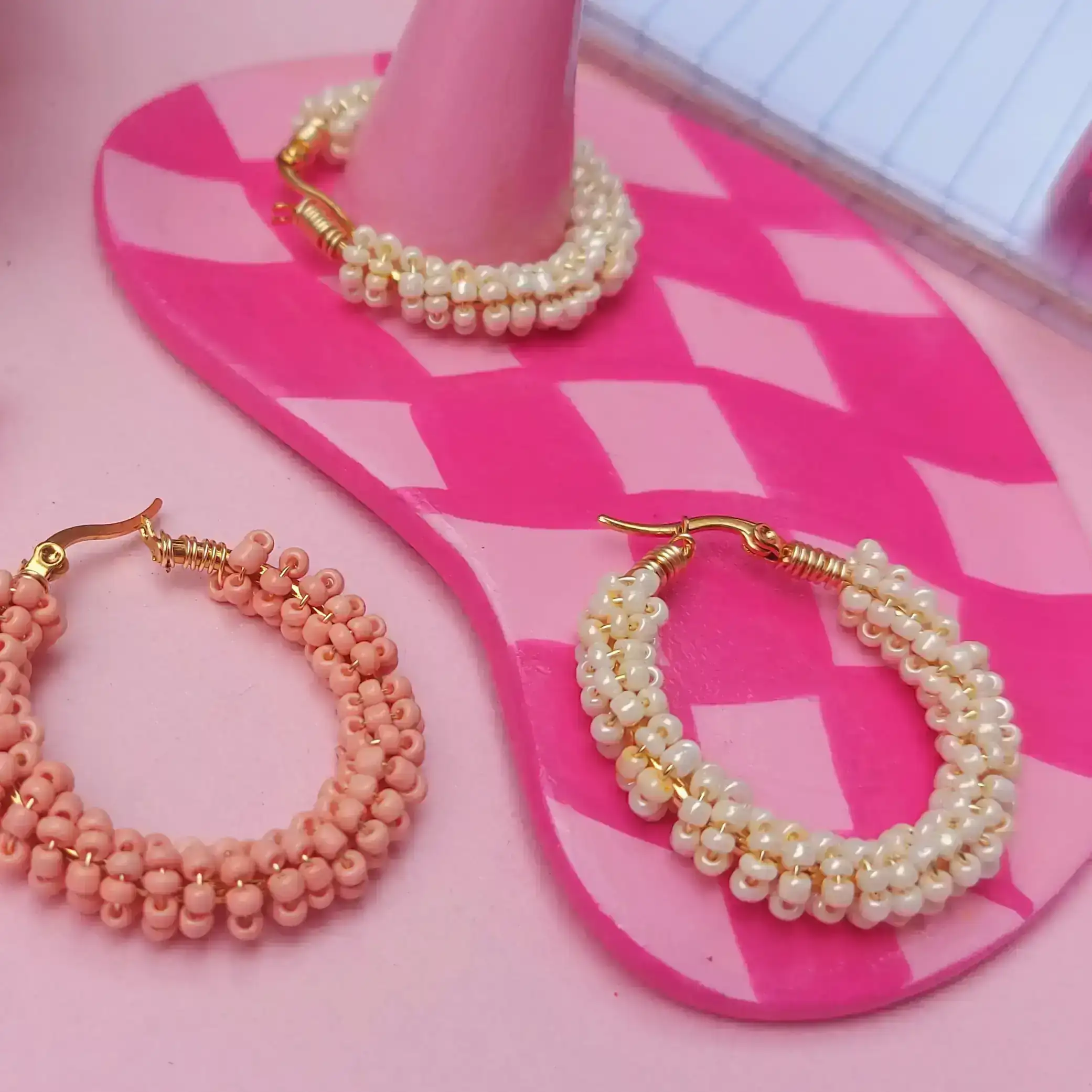 Aretes tejidas con mostacillas 