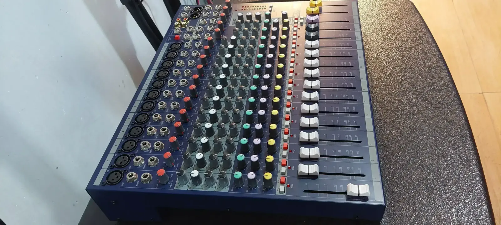 CONSOLA SOUNDCRAF DE 12 CANALES 