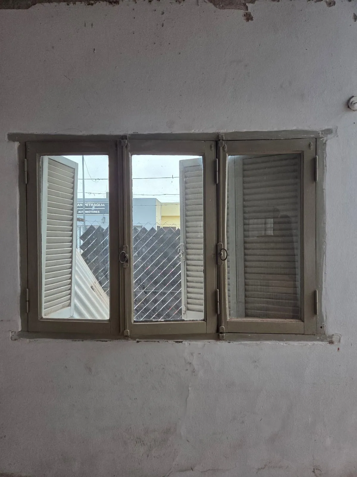 1,60x1,23 ventana de madera con postigos 