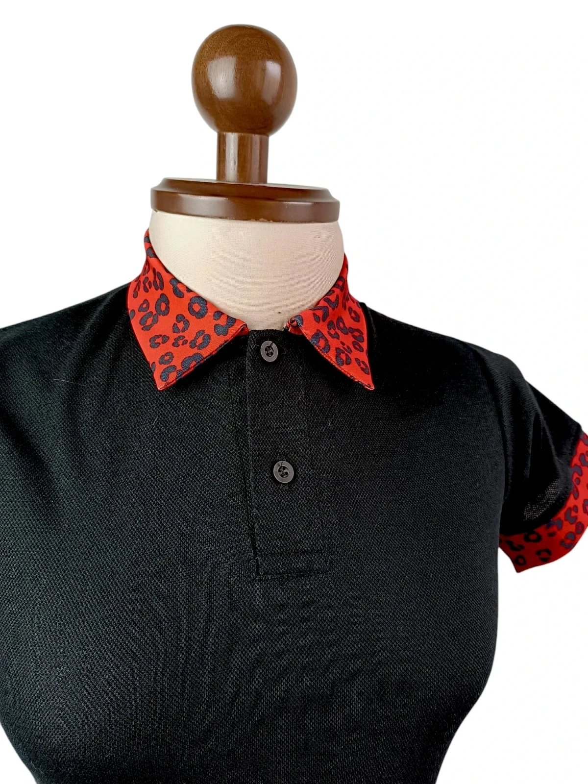 Camisa polo con cuello animal print 2
