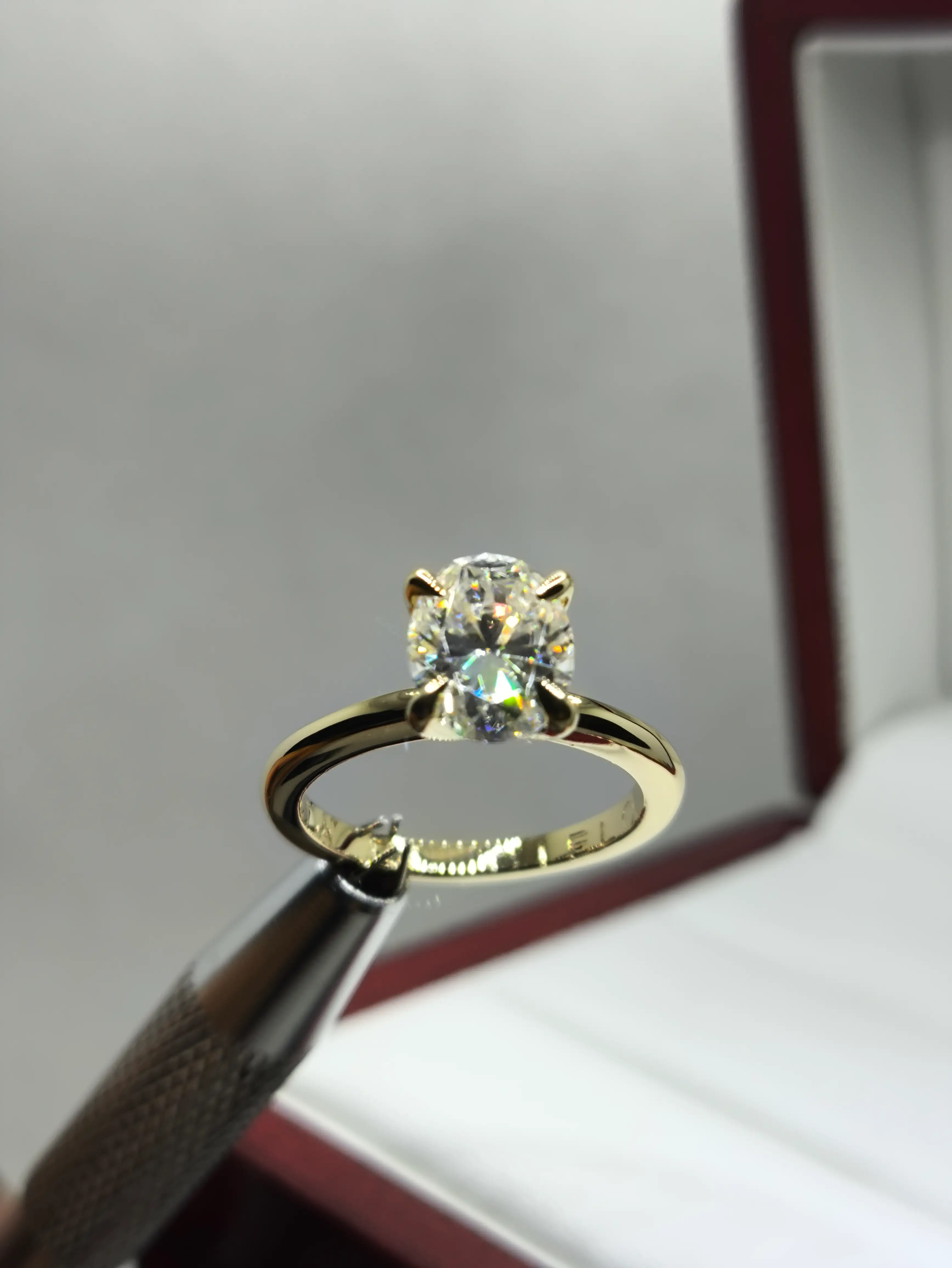 Solitario Oval 2ct moissanita central