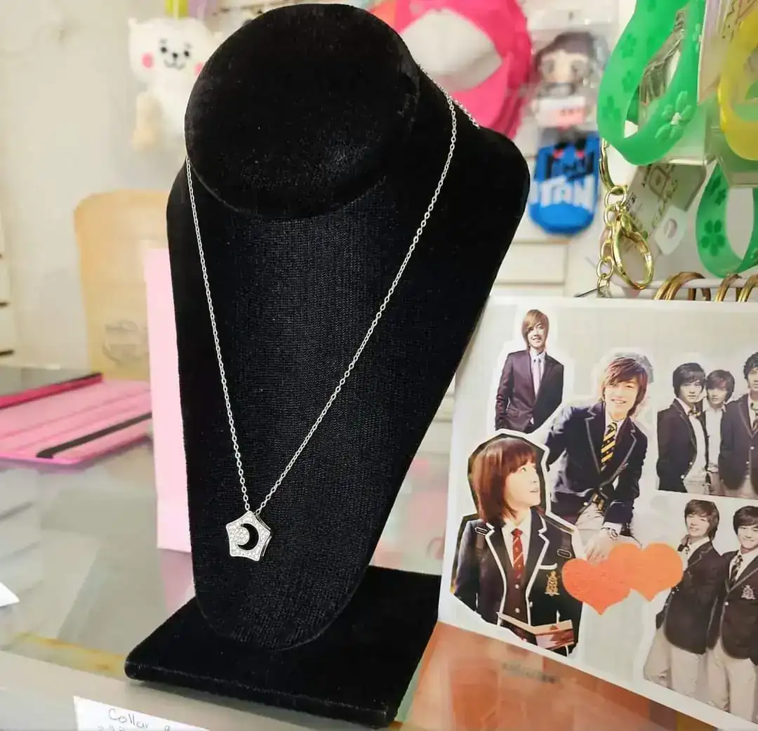 Collar Boys over flowers 