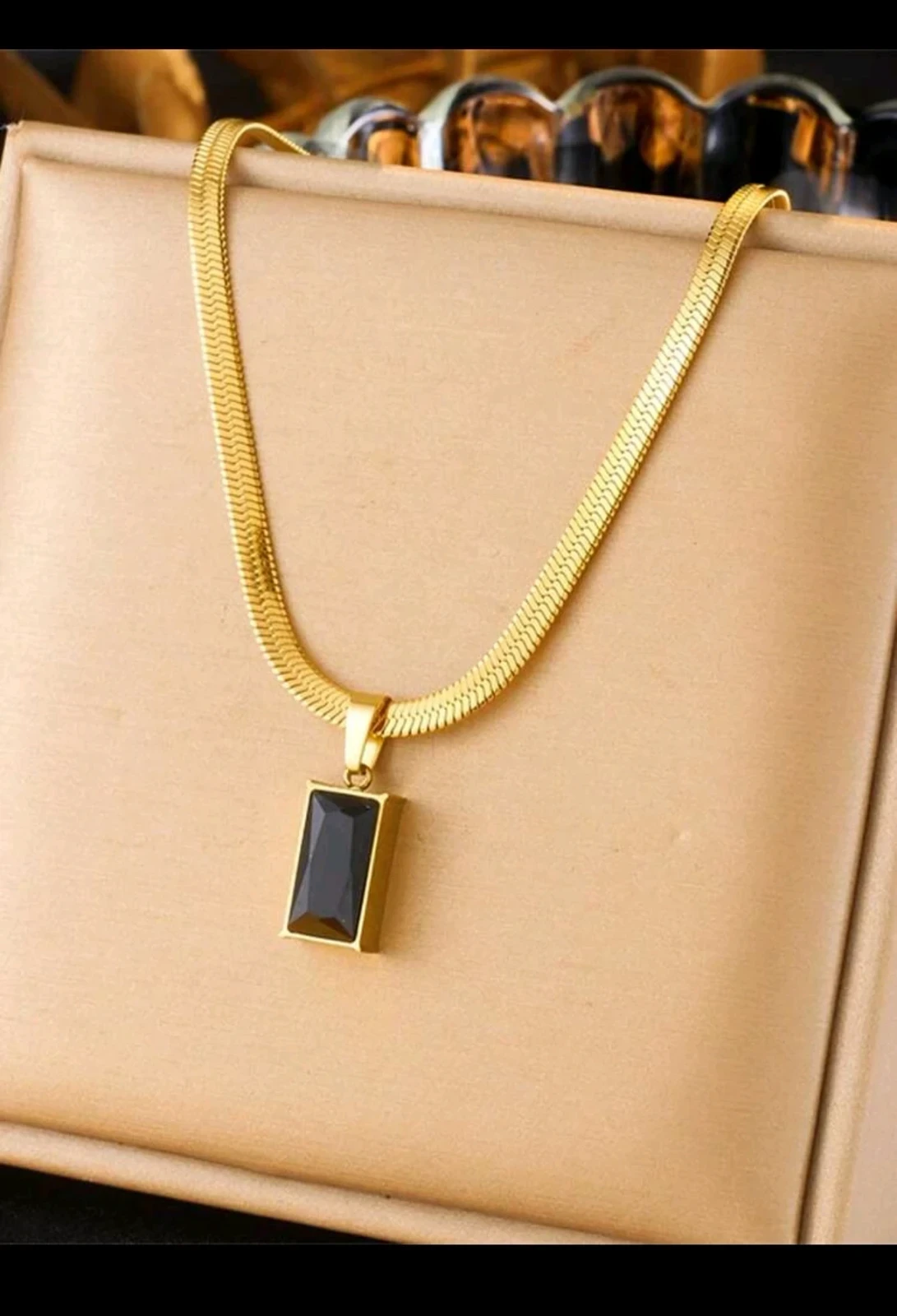 Set de Joyería Ébano Minimalista - Cadena Plana y Zarcillos en Acero Inoxidable con Baño de Oro 18K 2