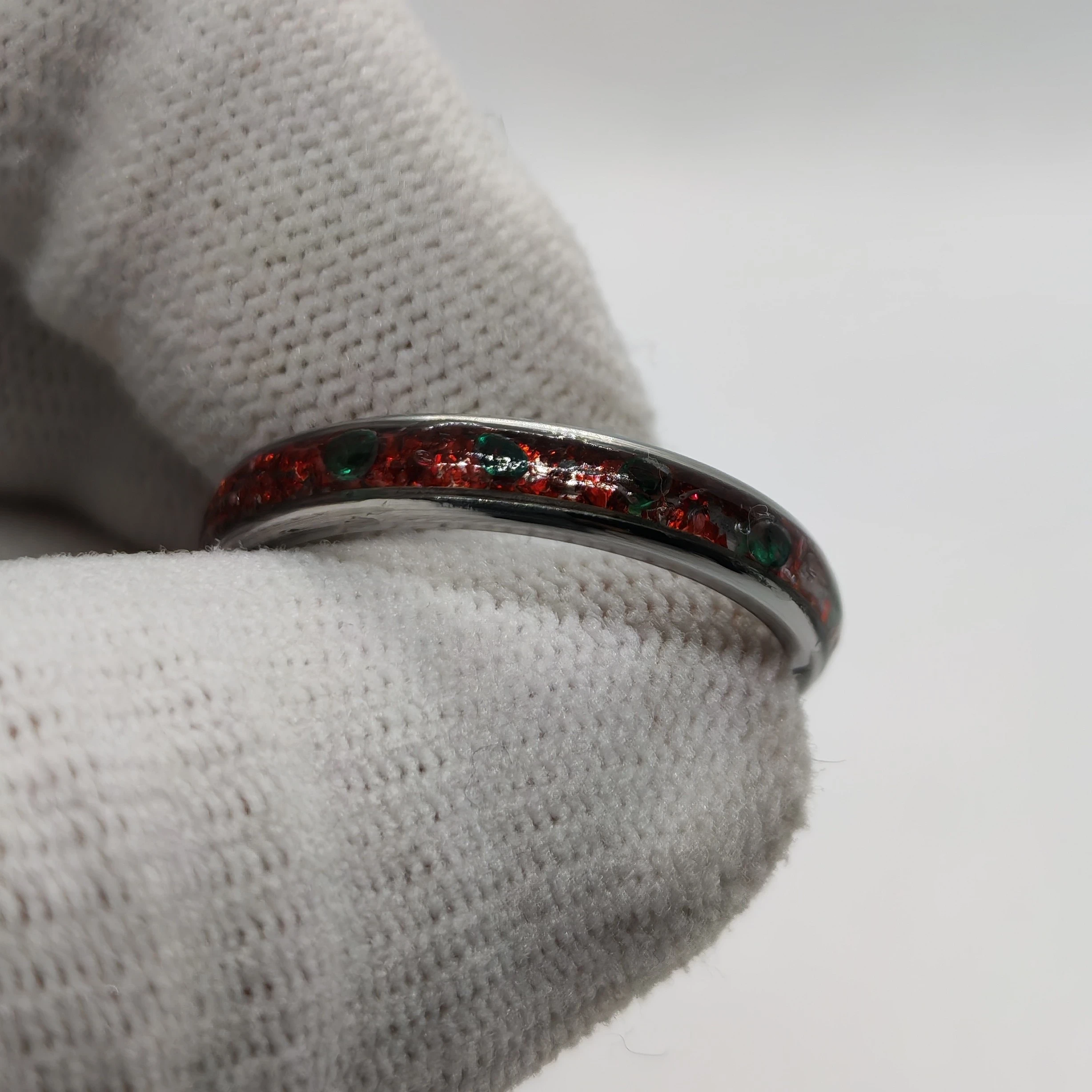 Anillo talla 9.5 de Esmeraldas y Mica Roja. 5
