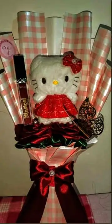 Ramo de rosas eternas con detalles
