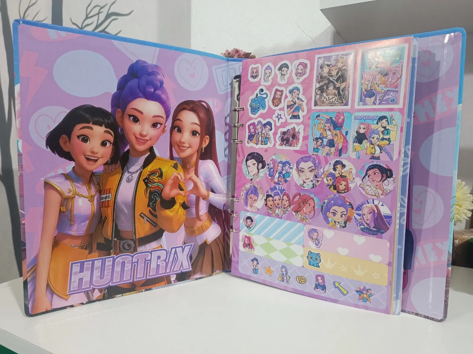 Folder Huntrix. Hojas tematicas  2