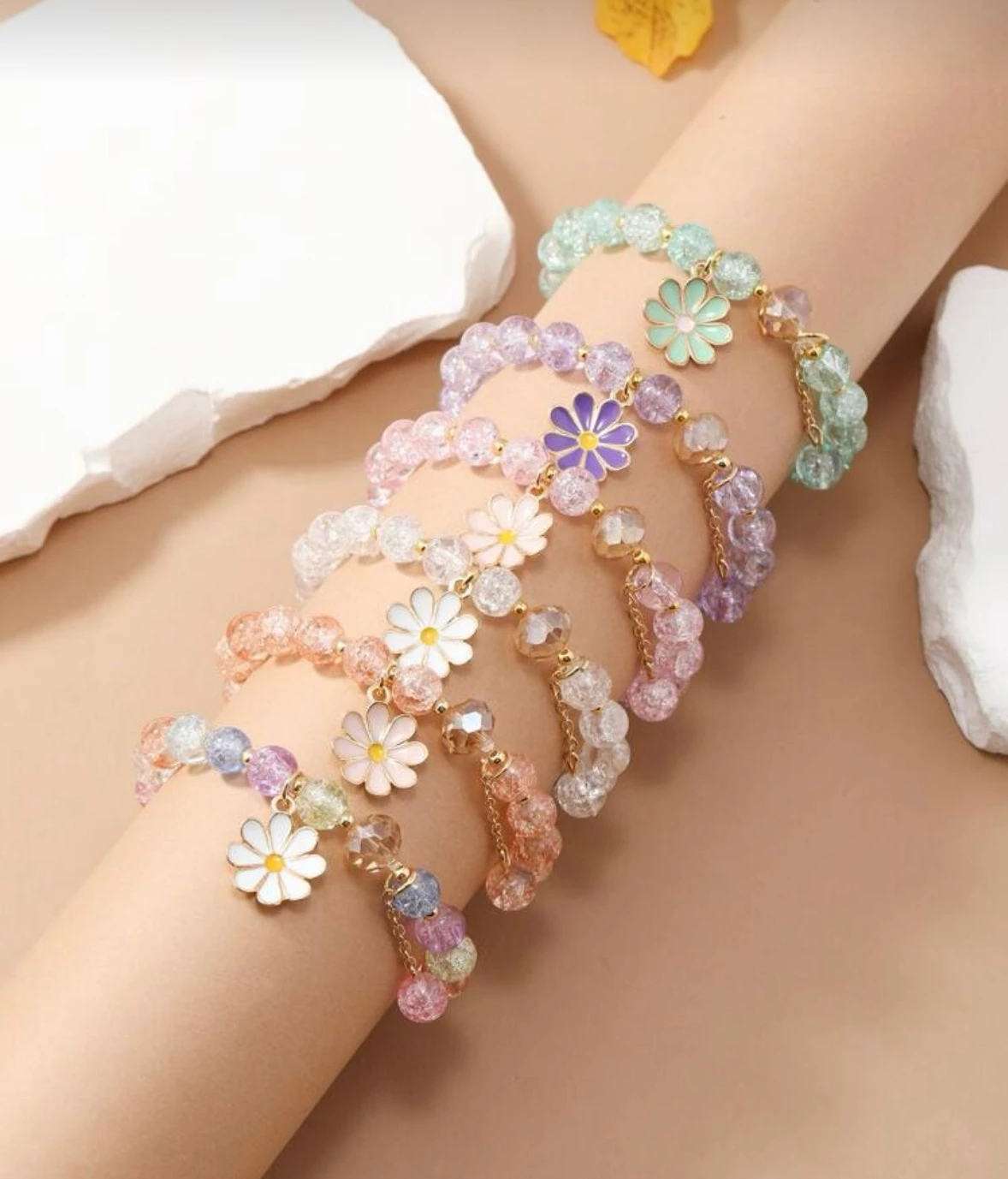 Pulseras con cuentas plásticas de colores