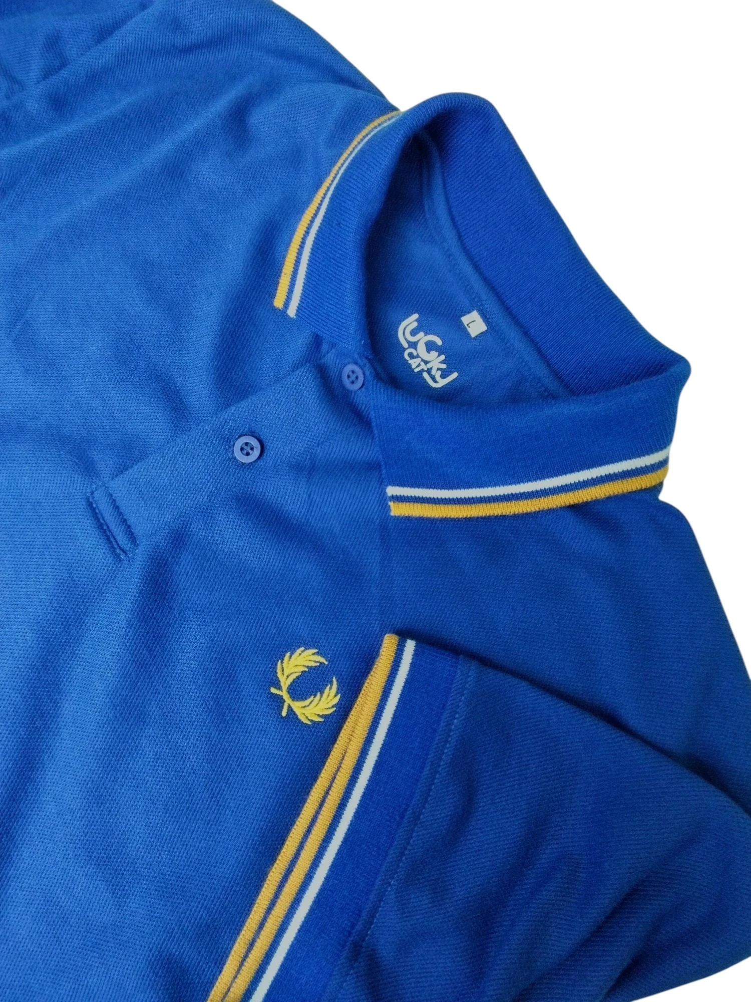 Camisa polo azul rey con blanco dorado 