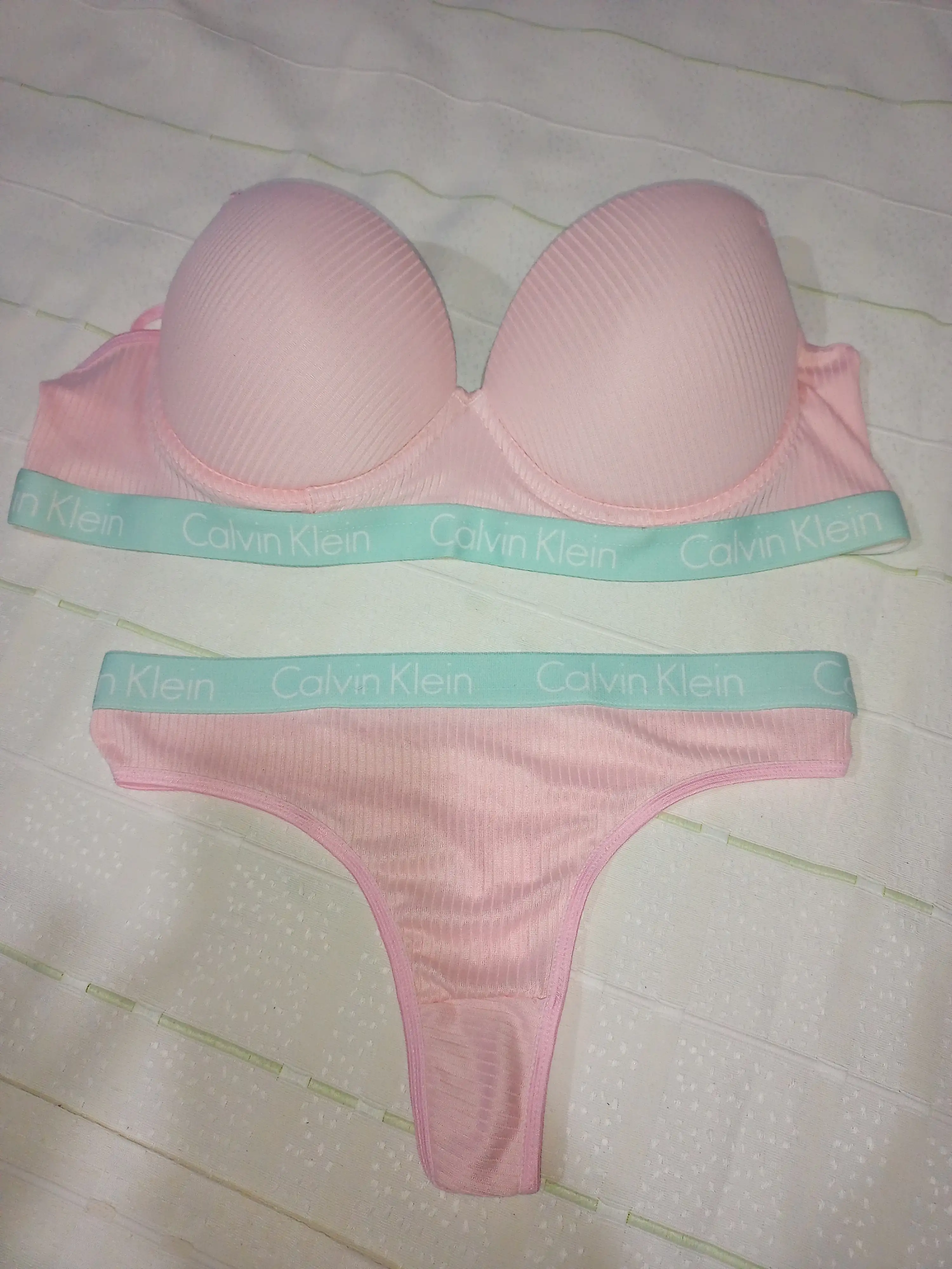 Conjunto de corpiño y bombacha calvin klein 2