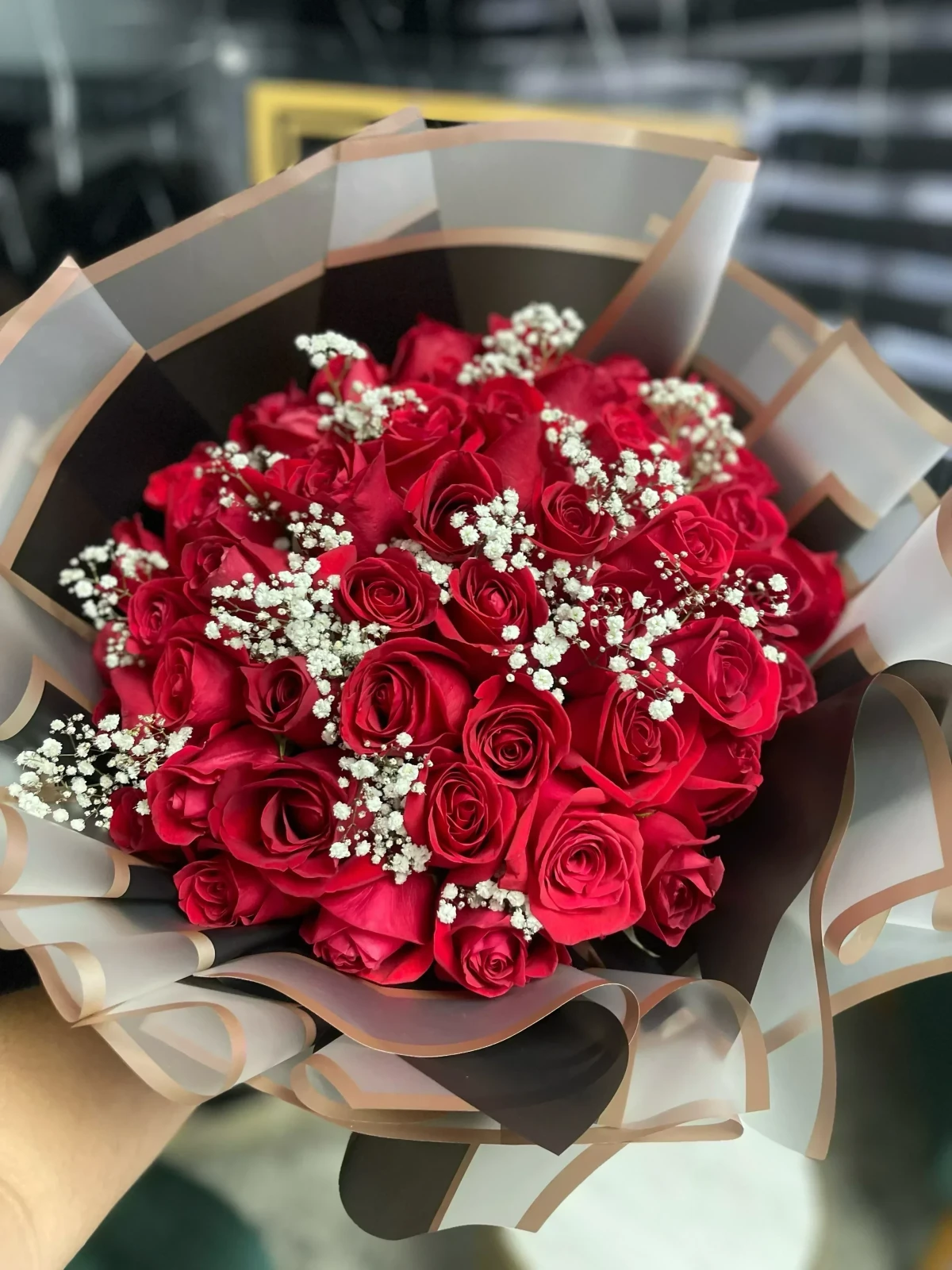 Ramillete con rosas y gipso