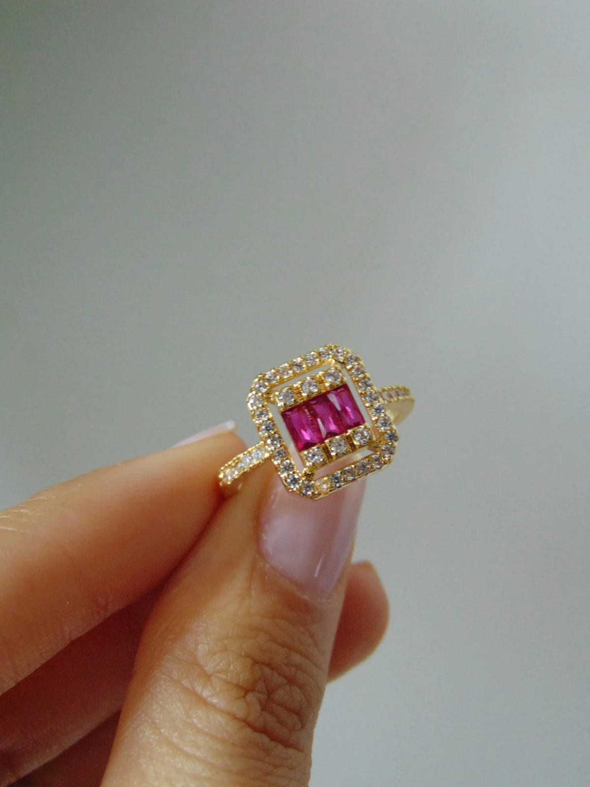 ANILLO ACERO DOR CUADRADO BAGUET FUCSIA 2