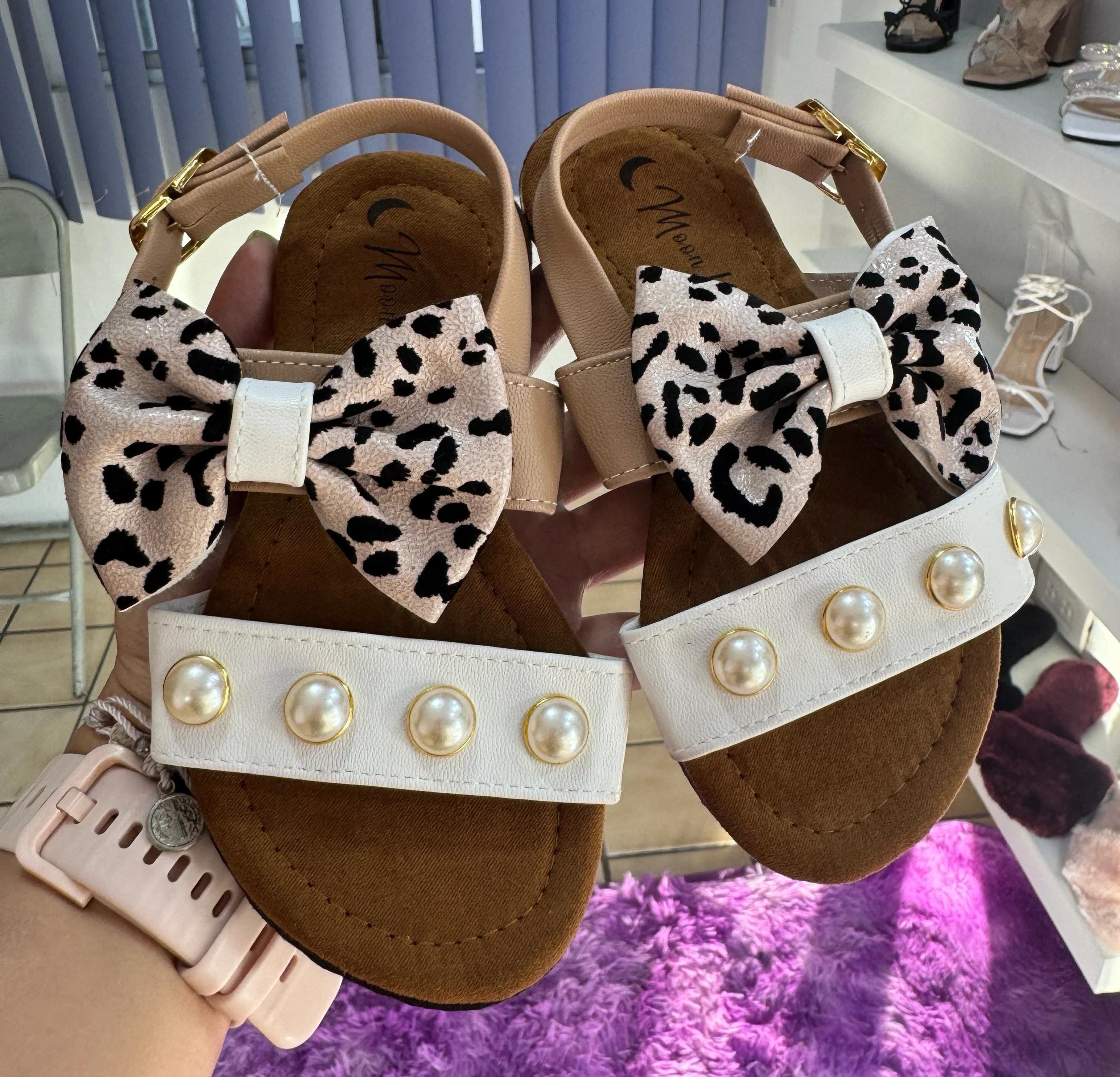 Mod.880 Sandalia niña moño animal print perlas 