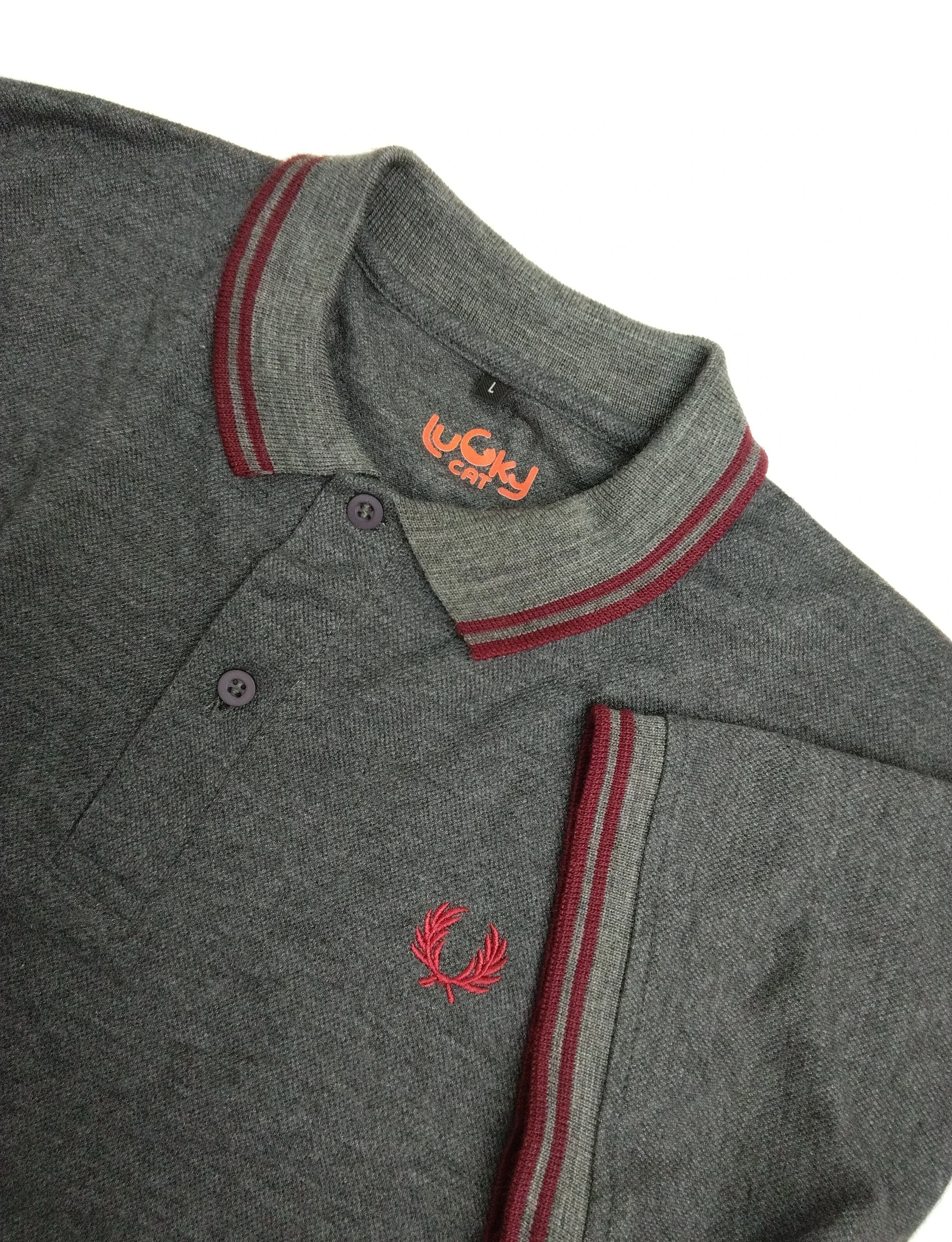 Camisa polo gris oscuro con vinotinto 