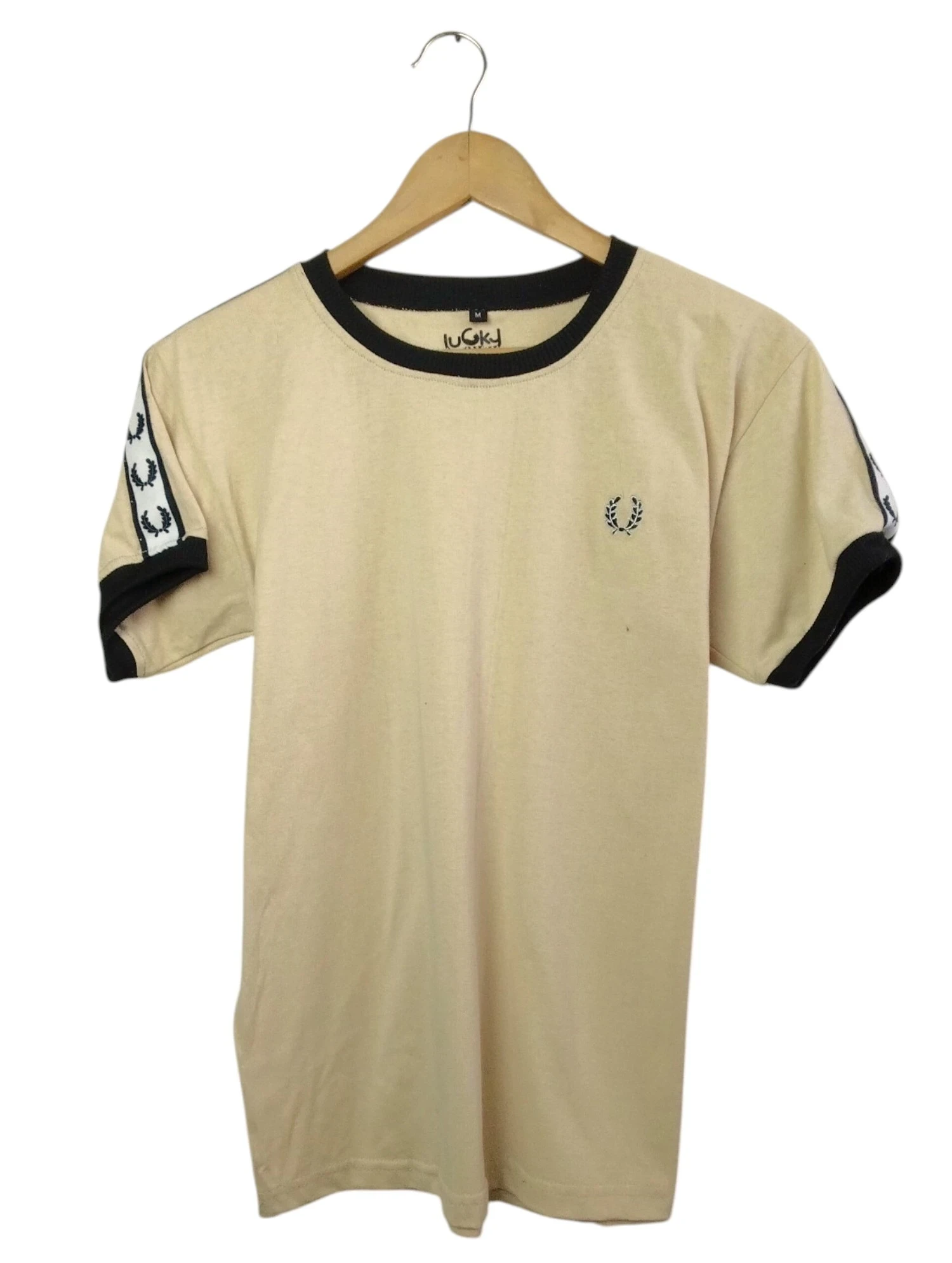 Camiseta beige con negro