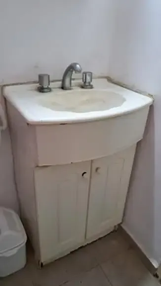 Vanitory con griferia De madera con Porcelana en la bacha. Usada. 34x53x79