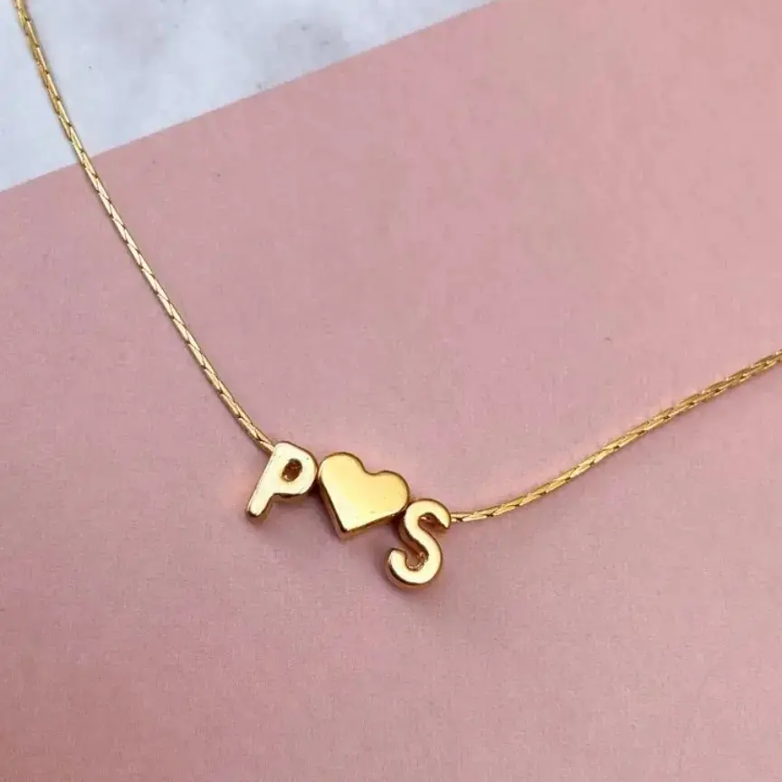 Collar con iniciales 