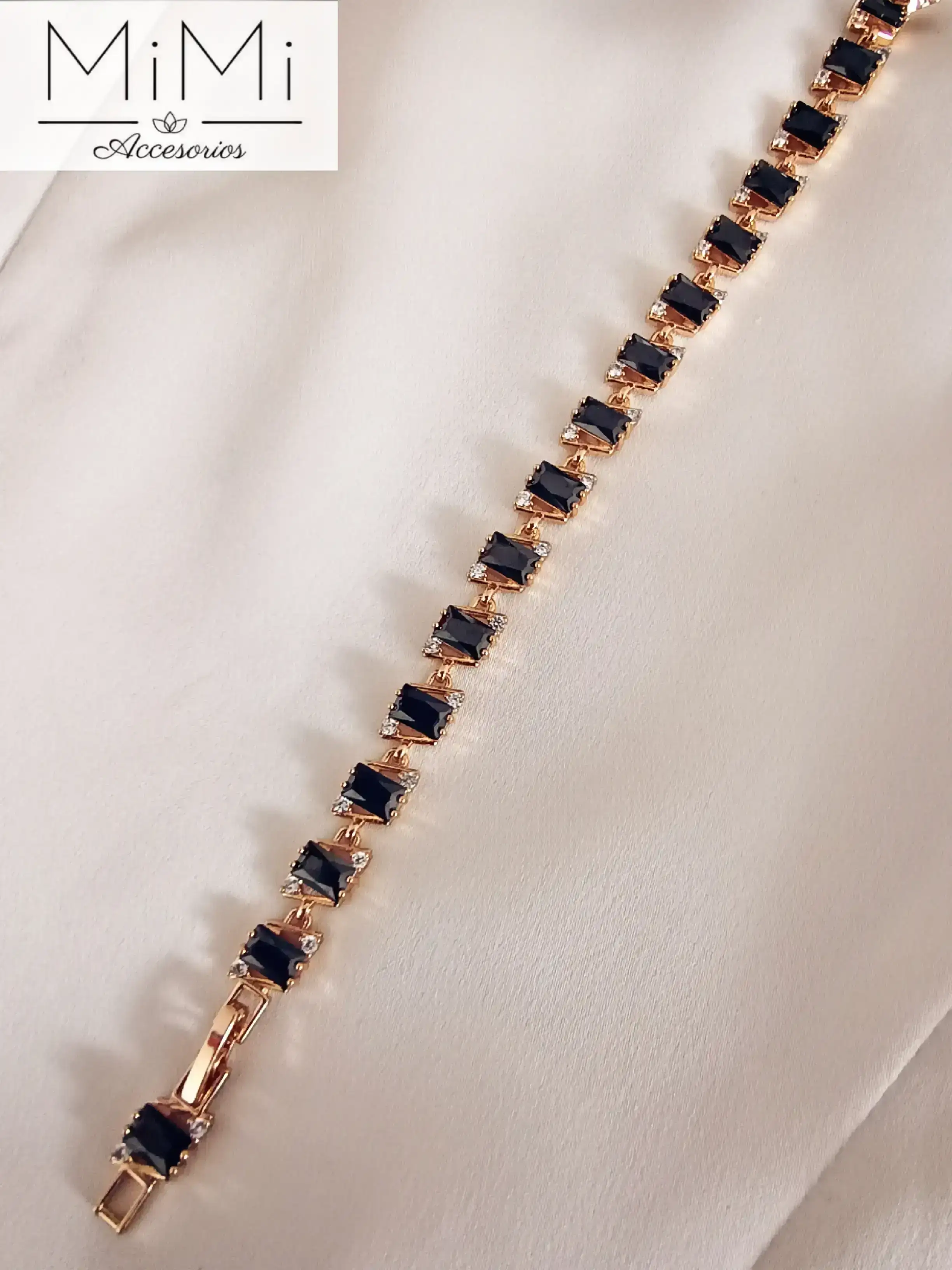 Pulsera bañada en oro con cristales negros 2
