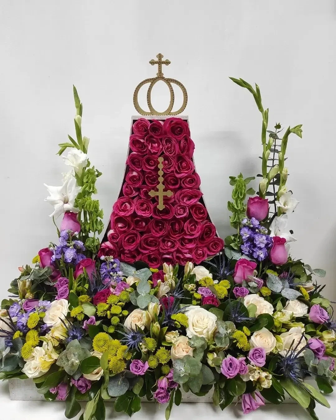 Silueta de virgel del valle con jardin 2