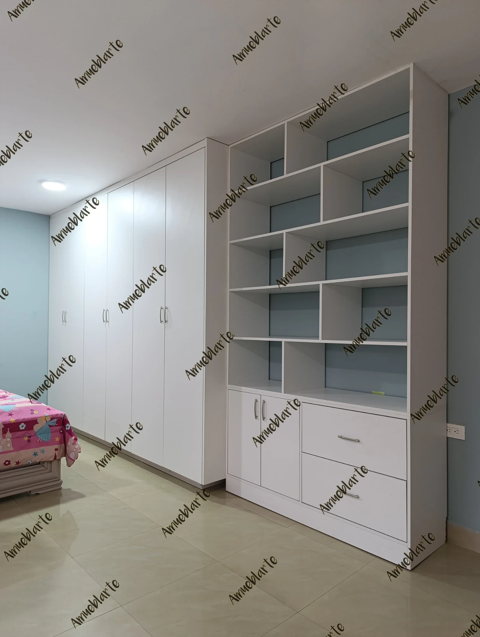 Estantería con cajones y puertas 