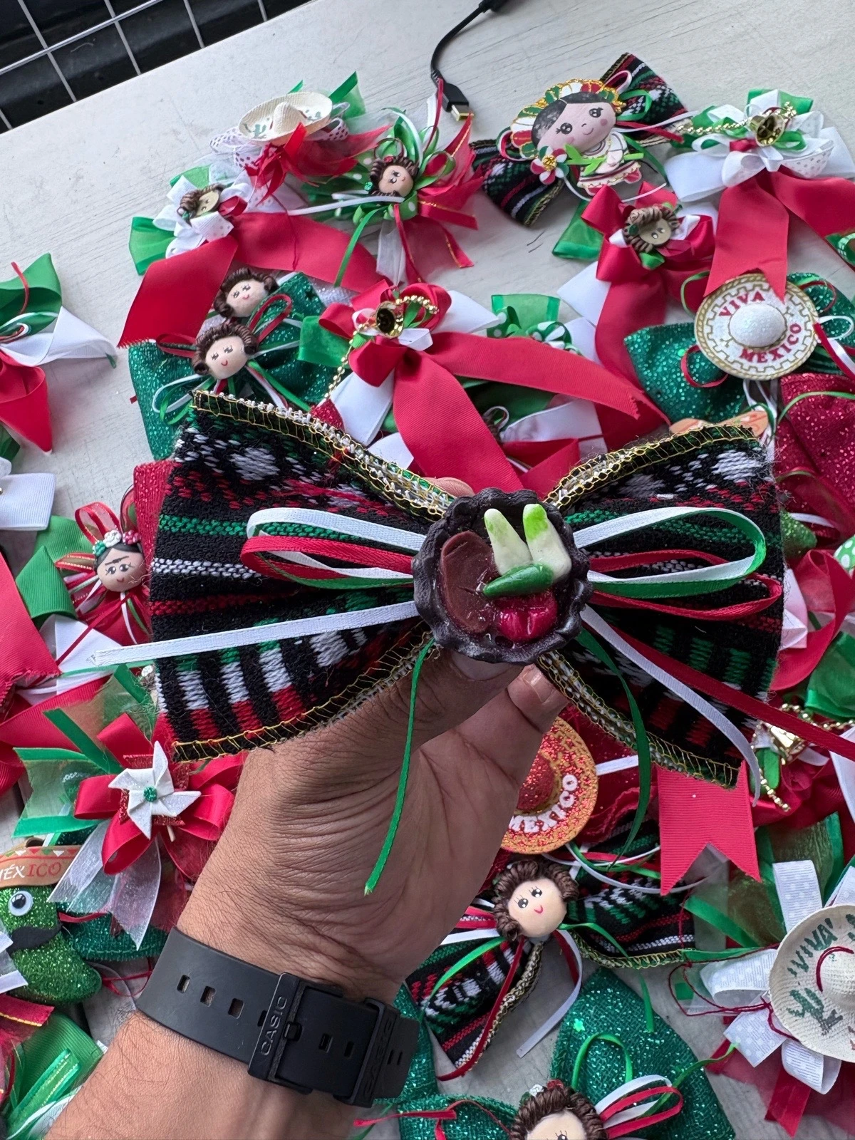 Moño Patrio Mexicano Artesanal con Sombrerito y Cascabeles – Accesorio para Fiestas Patrias 9