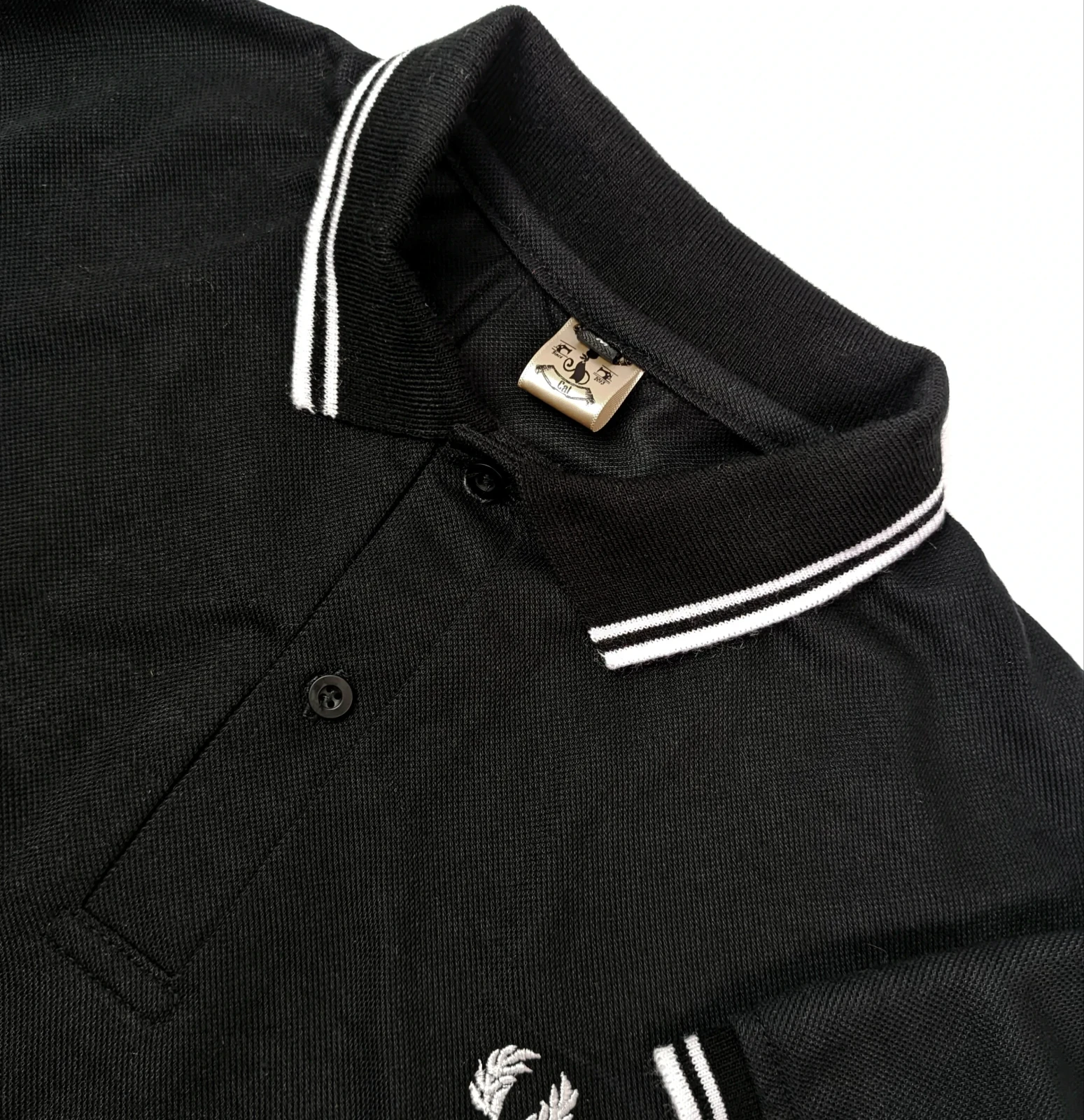 Camisa polo negra con lineas blancas 